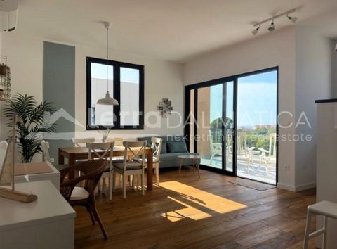 Primosten, un elegante appartamento in vendita in una moderna villa con vista spettacolare sul mare e sul centro storico. L'appartamento offre una perfetta combinazione di design moderno e autentico fascino dalmata. Caratteristiche di base dell'appar...