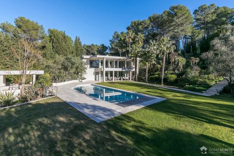 Located in a quiet and residential domain, in a green setting, this property enjoys a beautiful park of approximately 8500 m2 nicely landscaped with Mediterranean species, offering total privacy, with a heated pool and a pool house with a summer kitc...