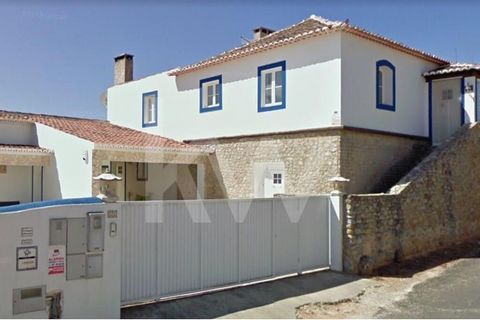 Localizada numa zona de campo muito tranquila, no centro de Vila Facaia, freguesia do Ramalhal, concelho de Torres Vedras, distrito de Lisboa, apresentamos esta casa secular composta por três construções distintas e amplo logradouro envolvente. A cas...