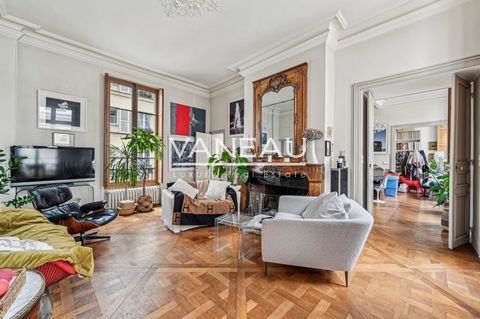 The Vaneau group offers you a beautiful 86.93m2 apartment in a former private mansion. Rare for sale, just 1 minute's walk from the Place Vendôme, this property comprises an entrance hall, a living room with a large fireplace, two bedrooms, a bathroo...