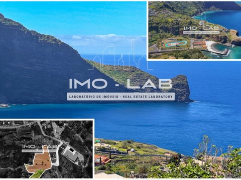 Come and see this land with 1165m2 in Faial, in Santana at an elevation of only 180 meters from the sea! Close to the new viewpoint of Guindaste, the Kart track and Faial beach. Data: -> Private Access Road; -> 180 meters from the sea; -> Vista Serra...