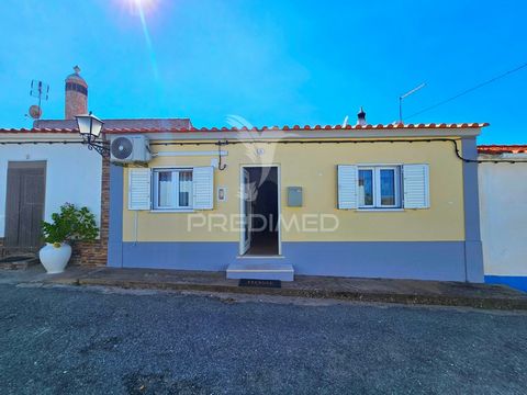 Maison de plain-pied de 2 chambres avec garage, jardin et piscine située dans le village communautaire d’Aivados, municipalité de Castro Verde. Villa prête à vivre avec hall d’entrée, deux grandes chambres dont une avec placard intégré, une salle de ...