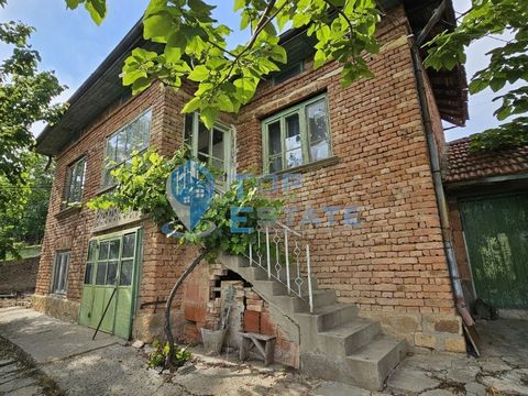 Top Estate Real Estate bietet Ihnen ein zweistöckiges Haus mit Panoramablick im Dorf Balgarsko Slivovo. Das Haus besteht aus einem Zimmer, einem Keller und einem Flur im ersten Stock, und eine Außentreppe führt in den zweiten Stock, der sich über zwe...