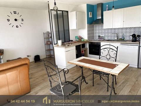 MARGUERON IMMOBILIER vous propose cette appartement de 66 m2, idéalement situé avec vue mer. Dès le hall d'entrée, vous serez séduit par le séjour avec une cuisine ouvert équipée donnant accès au balcon avec vue mer.  Au niveau en dessous, vous trouv...