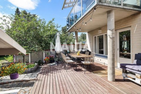 Cette maison a de l’espace et de la lumière ! La cuisine ouverte a beaucoup d’espace de comptoir et de rangement et il est agréable de cuisiner avec toute la famille. Du salon spacieux, il y a un accès à la terrasse arrière, où vous pourrez profiter ...