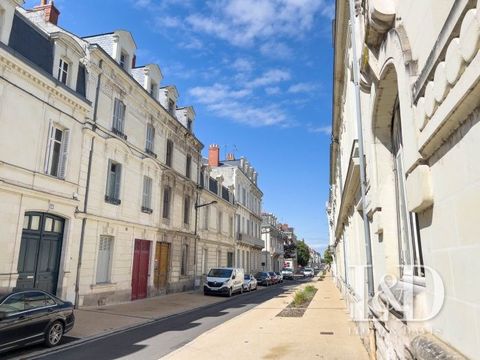 Located in the heart of Saumur, in one of the most prestigious streets of the city, this building of character is a real gem. Offering a total area of 328 square meters and an extensive garden of 266 square meters, this property combines elegance and...