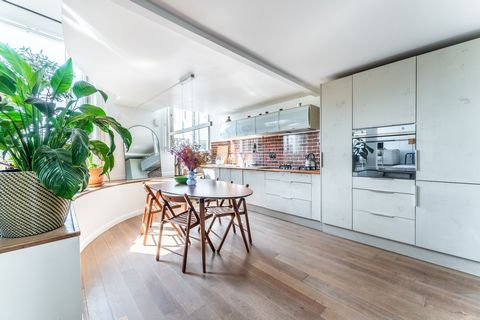 Discover this superb 65m² loft in the heart of Ivry-sur-Seine, just a few minutes from Paris. This fully-equipped loft combines industrial charm and modern comfort, with its large bay windows, cosy mezzanine and open-plan living area. Features : - Br...