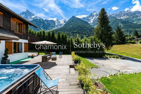 Chamonix Sotheby’s International Realty vous présente le chalet Victoire, une magnifique propriété de 150 m2 habitables offrant 5 chambres, 6 salles de bains et un vaste jardin de 941 m2 ainsi qu’une magnifique terrasse. Idéalement situé entre Chamon...