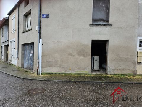 Te ontdekken op BOURBONNE LES BAINS, vlakbij het stadscentrum: huis van 60 m2 woonoppervlak, garage en oud huis dat volledig moet worden gerenoveerd. Ideale klusjesman en investeerder. Voor meer informatie: Thierry PERNIN ... AGENCE IMMOBILIÈRE DE BO...