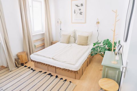 Welcome to our bright and modern furnished flat in the heart of Straubing! This charming accommodation sleeps up to 4 people and is ideal for couples, families or business travellers. Our tastefully furnished holiday flat impresses with its modern, m...