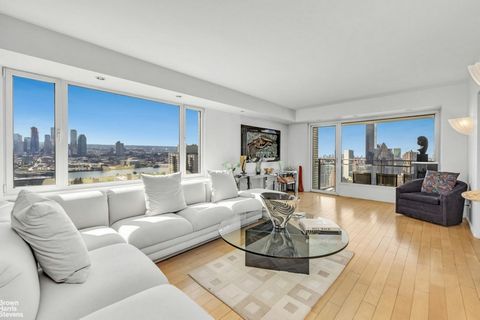 Absolutely Breathtaking Apartment in the Sky GIVE THE SELLER AN OFFER IN THE MID $800K RANGE!!!!!!!!!!!!!!!!!THIS IS A LANDLEASE BUILDING AND AS SUCH INSTEAD OF PAYING $3M-$4M FOR A SIMILAR APARTMENT IN A NON LANDLEASE BUILDING SELLER WILL SELL IN TH...