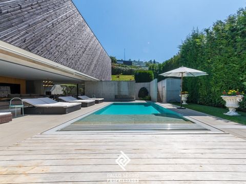 We presenteren een luxe villa met 4 slaapkamers in Meão Frio, Guimarães, die elegantie, comfort en modern design combineert. Deze woning kenmerkt zich door: - Ruim en licht: de hele villa baadt in veel natuurlijk licht dankzij de grote, strategisch g...