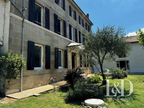 En el corazón de un bonito pueblo de Drôme, cerca de la estación de TGV, bastida ecuestre del siglo XIX bien cuidada. Propiedad de 400 m2 de espacio habitable en un parque cerrado y más de una hectárea con árboles bicentenarios. La propiedad nos ofre...