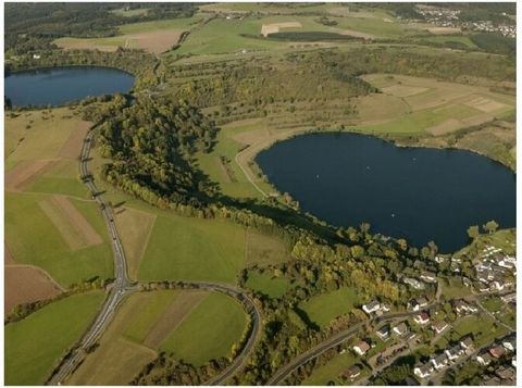 Die Ferienwohnung (ca. 75 qm) verfügt über ein Doppel- und ein 3-Bettzimmer, geeignet für 2 -4 Personen. Großer Wohn-/Ess-/Küchenraum mit Panoramablick auf die Mosel- und Weinberge. Großer Balkon mit Sitzgruppe mit Sicht auf das große Moselvorgelände...