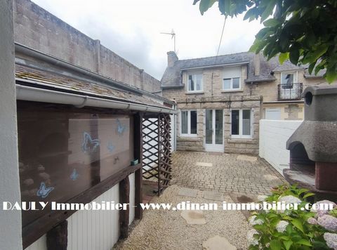 DINAN EXCLUSIVITY - Come and discover this house located in a quiet area of Dinan, 5 minutes walk from the shops. It includes on the ground floor a fitted and equipped kitchen, a living room, a laundry toilet and a garage. On the 1st floor 2 bedrooms...