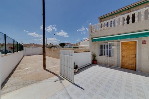 Charmigt familjehus i söderläge med egen ingång i Torrevieja Upptäck detta magnifika hus beläget i det eftertraktade området Torrevieja, perfekt för en familj eller för att ta emot gäster samtidigt som man bevarar integriteten för var och en tack var...