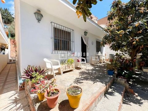 FREISTEHENDES HAUS AUF EINER ETAGE + GRUNDSTÜCK + GARAGEN IN LA CALA DEL MORAL, MÁLAGA, IN DER NÄHE DES MEERES UND MIT FREIEM BLICK Redpiso verkauft SCHÖNES EINFAMILIENHAUS AUF EINER ETAGE auf einem Grundstück von ca. 501 m2 mit Obstbäumen, Eingang m...