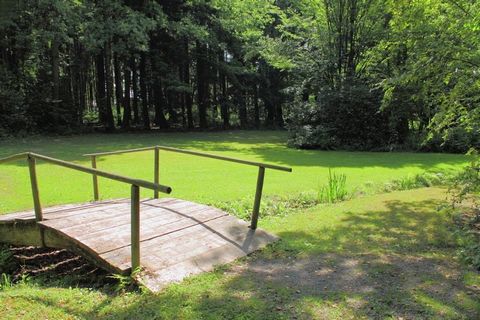 De bungalows liggen ver uit elkaar en zijn huiselijk en comfortabel ingericht met veel hout. De tweede slaapkamer heeft vier bedden, waarvan er één via de ladder te bereiken is. U beschikt over een eigen terras met tuinstoelen, parasol en ligweide. B...