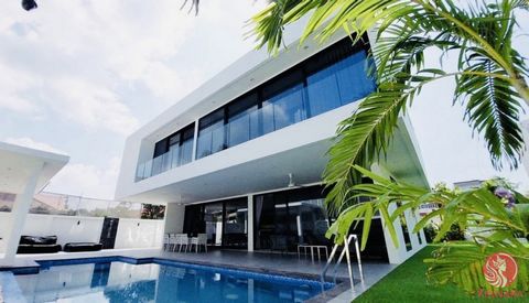 Meest luxueuze villa met zwembad in Pratumnak, Pattaya: - 750 m² - Lift- High-end Europese keuken- Roestvrijstalen buitenkeuken- Ondergrondse parkeergarage- Zwembad met jacuzzi- Bioscoopzaal- Fitnessruimte met sauna / en douche - Kantoor - Huishoudru...