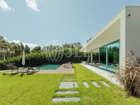 2+1-bedroom villa, contemporary design, 286 sqm (gross construction area), single-storey, with garden and swimming pool, lock-up garage for two cars, set in a 3,139 sqm plot of land located in Sintra Nature Park, in Janas pine forest, Sintra. Layout ...