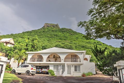 Nestenn bietet diese 5-Bett-Villa auf einem großzügigen Grundstück von 2905 m2 mit atemberaubendem Meerblick an. Diese Villa liegt auf dem erhöhten Gelände von Tamarin und bietet eine attraktive Gelegenheit für eine Renovierung oder eine Immobilienin...