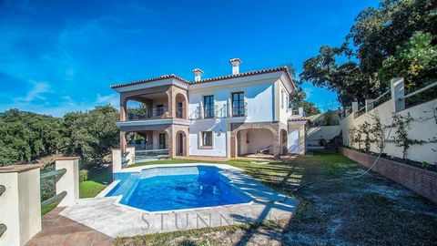 Esta excepcional casa de campo en Andalucía, construida con los más altos estándares, ofrece impresionantes vistas a la montaña y una privacidad incomparable en una zona tranquila y boscosa. Situada al final de un tranquilo camino rural, esta villa t...