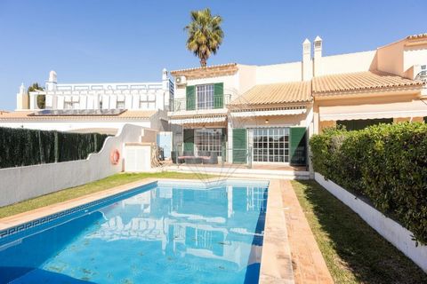 Description 3 bedroom townhouse located in a quiet area of Vilamoura. With a plot of approximately 303m², this villa offers a fantastic garden with a private pool of modern architecture consisting of a ground floor with living and dining room, equipp...