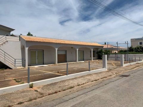 186m² tent Commercial building with bedroom, storage room and 1 bathroom. Located in an easily accessible area between Loulé and Quarteira. 15 minutes from Loulé and 12 minutes from Quarteira. Very close to the station. Tent with 186m² Building for c...