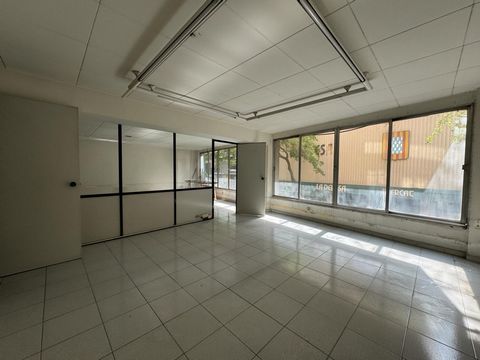 GIVA03 - Girona, local; Unique opportunity in the heart of Girona! This spacious 130 m2 premises offers the versatility you are looking for. With the possibility of becoming a bright apartment with up to 3 bedrooms, this space has two patios that pro...