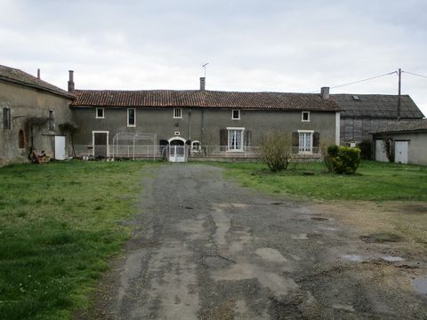 Ensemble immobilier comprenant: - Maison: hall d'entrée, cuisine / salle à manger, salon, deux chambres, salle d'eau, toilettes, deux pièces à aménager. Etage: trois chambres, salle d'eau, toilettes, grenier. Cave. - Maison d'amis louée 580 euros com...