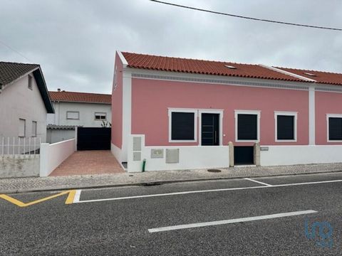 Moradia Geminada | Unifamiliar | Marinha Grande Moradia T4 unifamiliar, em fase final de reconstrução e remodelação. Localizada em zona residencial calma da cidade - Marinha Grande. Oferece a combinação ideal entre tranquilidade e proximidade às como...