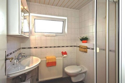 Unsere 55 m² große Ferienwohnung bietet Ihnen eine Sitzgelegenheit im Außenbereich, Wohn-/Esszimmer eine Küche, 1 Schlafzimmer für 3 bis 4 Personen, Duschbad mit WC. Internet über WLAN nutzbar. Für Ihren PKW(sowie Fahrräder) steht eine Garage zur Ver...