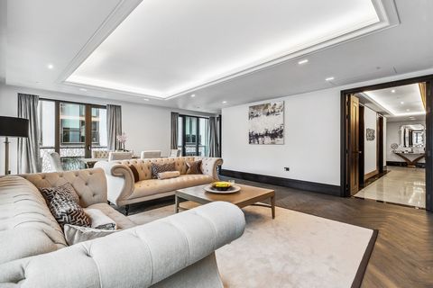 Verenigd Koninkrijk--Sothebys International Realty presenteert met trots dit prachtige appartement met twee slaapkamers gelegen op de tweede verdieping van de prestigieuze en felbegeerde Clarges of Mayfair.--Gelegen op Piccadilly met uitzicht op Gree...