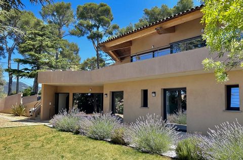 Welcome to this sumptuous villa located in Sanary-sur-Mer, in a highly sought-after neighborhood, in close proximity to shops, beaches, and the town center. Built in 2019, this 300 m² residence draws inspiration from the creations of the renowned arc...