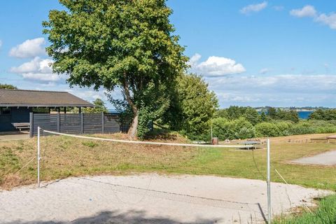 Mit einer schönen Aussicht über den Kleinen Belt und die Genner Bucht liegt der Ferienpark Løjt in einer schönen Umgebung mit Natur und einem Golfplatz. Alle Häuser liegen erhöht und viele haben Meerblick. View movie on YouTube. Danland Løjt Dieser F...