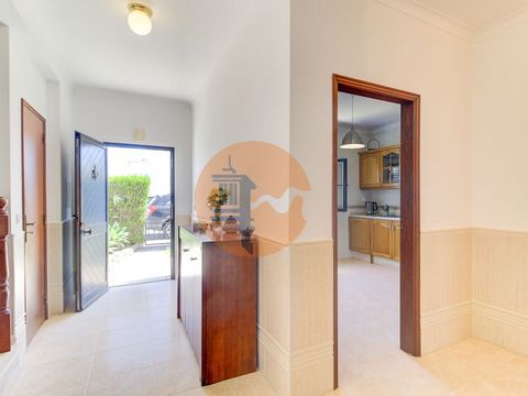 Excellent Detached House in Casa da Audiência Urbanization We present this magnificent detached house located in the prestigious Casa da Audiência urbanization, a peaceful and family-friendly area just a 7-minute walk from the stunning Praia do Cabeç...