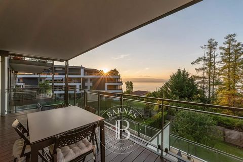 EXCLUSIVE - Heights of Évian-les-Bains. Located on the 1st floor of a secure residence, this apartment benefits from a beautiful lake view while being close to shops. The apartment offers an entrance with cupboard, a fully equipped kitchen, open to t...