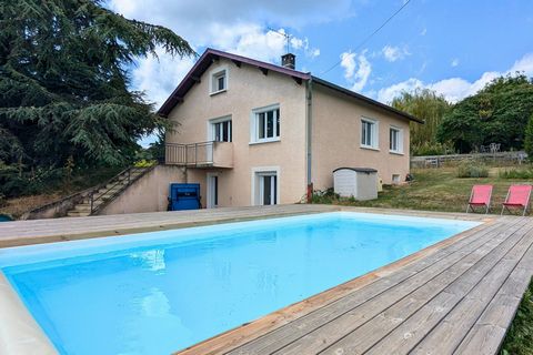 Immobilier Flandin vous propose à la vente cette magnifique maison T6 de 145 m2 située à Thurins, sur un terrain arboré de 2400 m2 avec piscine privative. Cette maison indépendante, répartie sur 3 niveaux, est idéale pour une grande famille à la rech...