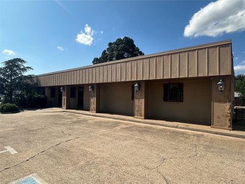 This versatile duplex in Bethany, Oklahoma, known as the Dental Cottage, offers exceptional flexibility for various business opportunities, including the potential to generate rental income by leasing one side. The current layout features a successfu...