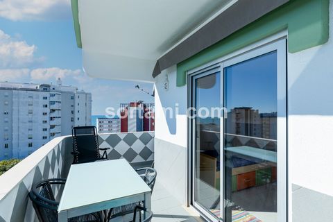 Fantástico ático en una zona privilegiada con vistas al mar en Quarteira Acogedor piso de dos dormitorios, tanto si quieres vivir en él de forma permanente como si quieres disfrutar de unas agradables vacaciones.  Se distribuye en un salón y cocina d...