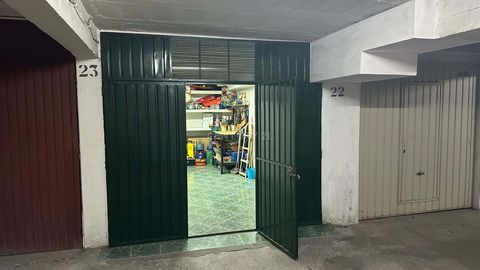 Garage i Setúbal: Tillfälle du inte får missa Om du letar efter ett säkert och bekvämt utrymme för att parkera ditt fordon eller förvara dina tillhörigheter är detta det perfekta tillfället. Vi presenterar ett garage på 12m², beläget vid Rua do Moinh...