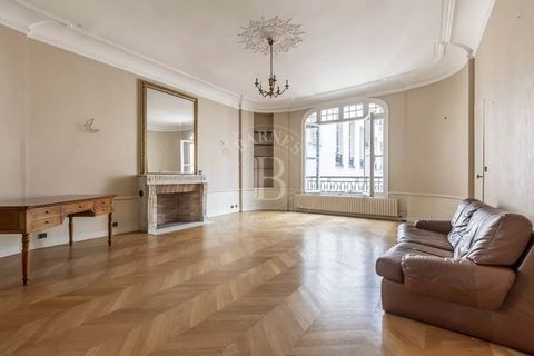 Paris 8th - 3 or 4-bedroom apartment - To be renovated. Very close to Place de la Madeleine, in a nice haussmannian building, a 179,2sqm apartment at the 3rd floor on a courtyard. It includes an entrance, a large living room, a large dining room, thr...