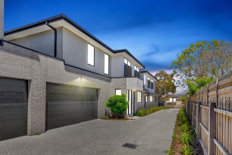 Une lumière naturelle abondante et des espaces de vie ouverts sont les caractéristiques de cette maison de ville comme neuve située au cœur de Fawkner, s’étendant sur deux niveaux et offrant un style de vie urbain sophistiqué. Une palette neutre et d...