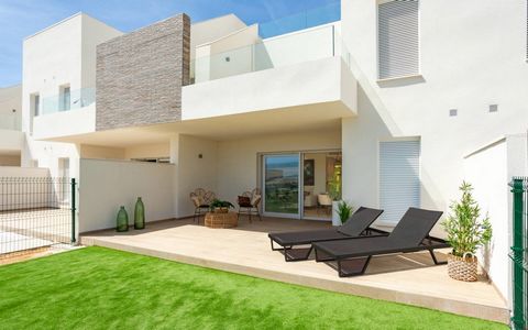 Appartementen in La Finca Golf, Algorfa, Alicante Een exclusief wooncomplex met 24 appartementen op de begane grond met een tuin of boven met een solarium. De huizen zijn verdeeld in twee blokken van elk twee verdiepingen en hebben 2 slaapkamers, 2 b...