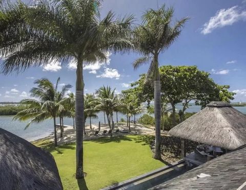 Te koop: Schitterende luxe villa met 5 slaapkamers met eigen badkamer, ruim terras, privéstrand en toegang tot de golfbaan aan de oostkust van Mauritius. Geniet van een uitzonderlijke omgeving tussen weelderige groene bergen en een kristalheldere lag...