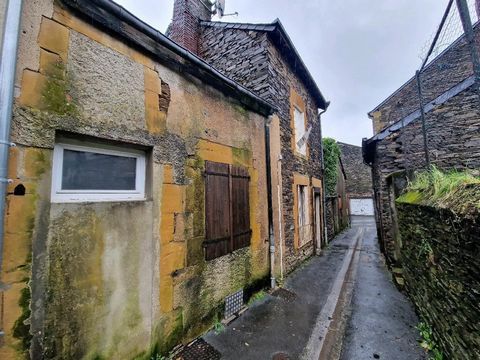 BOGNY-SUR-MEUSE Maison de ville mitoyenne des deux côtés à rénover entièrement comprenant : Au rez de chaussée : Salon/séjoiur, WC, cuisine, pièce, salle de douche, chaufferie. A l'étage : Palier desservant chambre passante et deux chambres. Au-dessu...