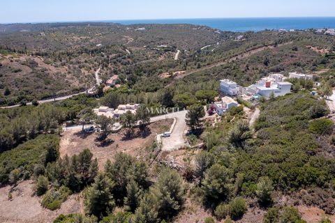 Stedelijke bouwpercelen gelegen in een rustige woonurbanisatie slechts 5 minuten rijden naar het markante vissersdorpje Salema met een van de mooiste stranden van de Algarve en naar de golfbaan Parque da Floresta. De percelen bevinden zich in een hog...