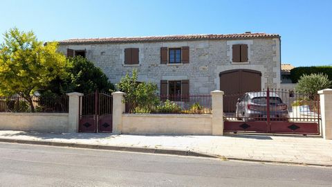 Spacieuse maison charentaise en moëllons avec beaucouo de cachet, entièrement rénovée d'environ 235m² répartis sur deux niveaux. Elle dispose de 4 belles chambres à l'étage, WC et salle d'eau et d'une suite parentale en rez-de-chaussée avec sa salle ...