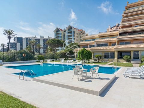 Appartement met één slaapkamer, gelegen in een prestigieus omheind condominium aan de kust in Bairro do Rosário. Op slechts 3 minuten lopen van Casa da Guia en Boca do Inferno, is dit een kans om in een eersteklas gebied van Cascais te wonen en te ge...