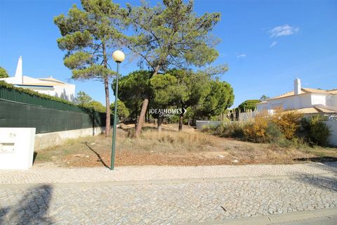 Ce terrain est situé dans lemplacement génial de Varandas do Lago, au cur du Triangle dor seulement quelques minutes de la plage et le domaine privilégié de la Quinta do Lago, où une abondance de restaurants haut de gamme, 5 * hôtels, terrains de gol...